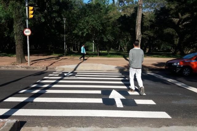 Saiba o que significam as setas pintadas em faixas de segurança de Porto Alegre