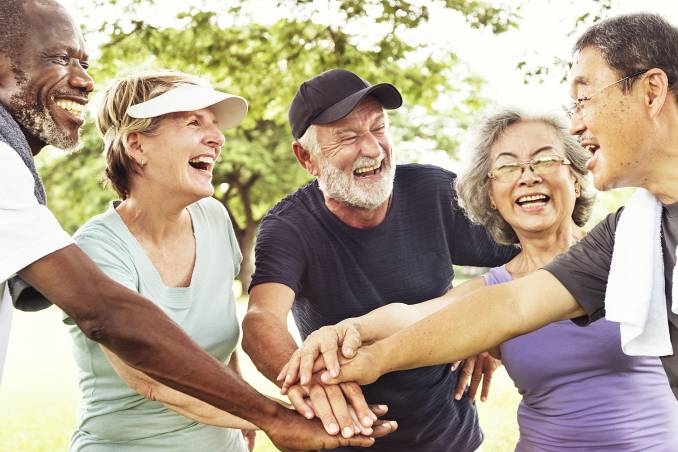 A ciência responde: quem te faz mais feliz, família ou amigos?