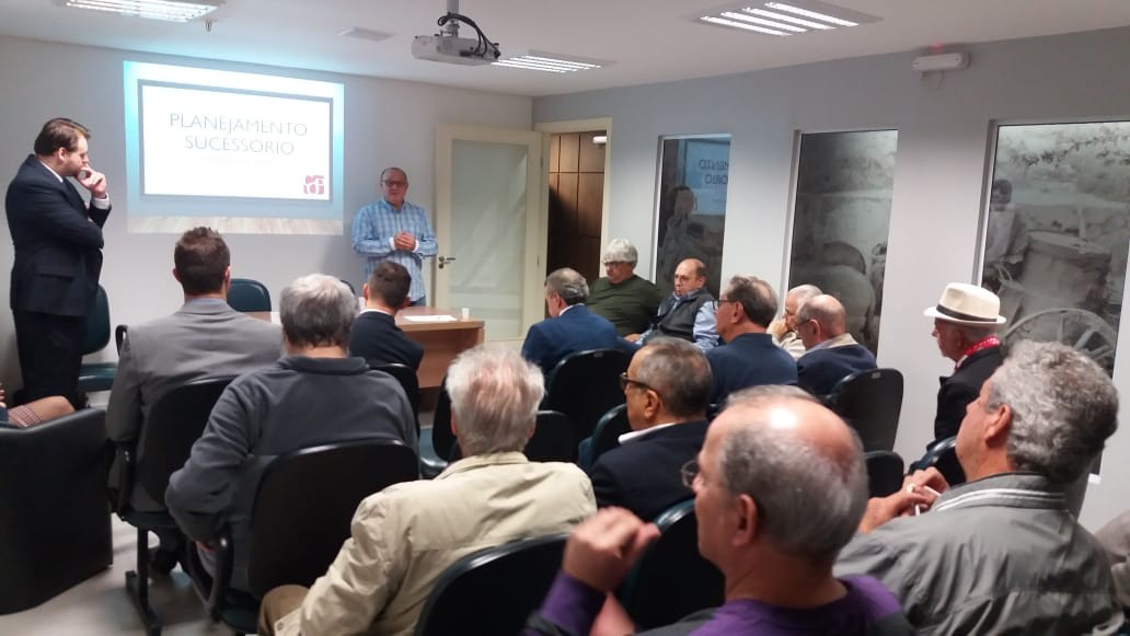 Palestra sobre planejamento sucessório reúne advogados, associados e diretoria